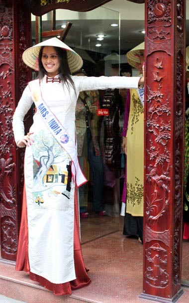 Thí sinh đến từ Ấn Độ với tà áo dài và nón lá tại Mrs World 2009, Việt Nam.
